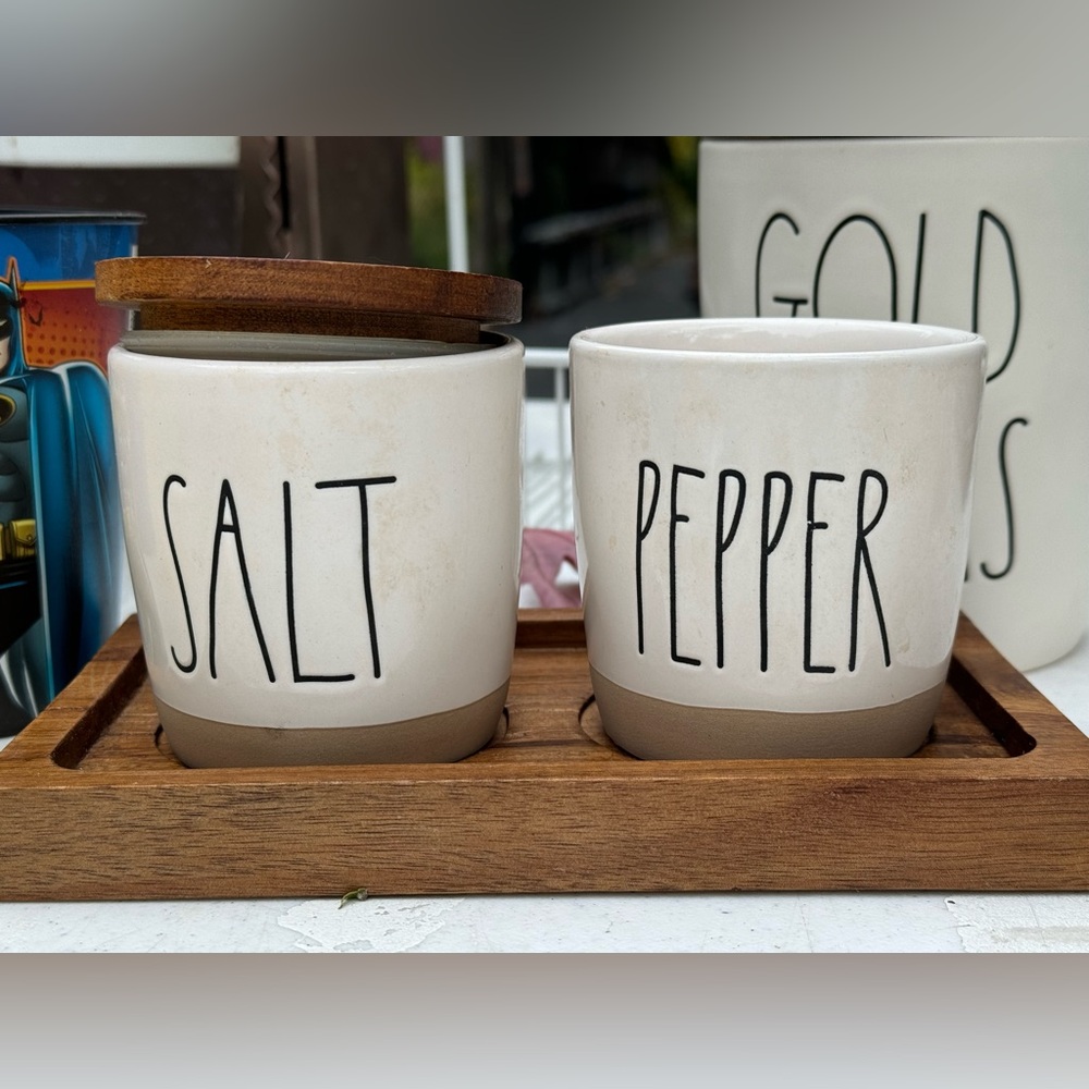 Rae Dunn salt and pepper missing one top